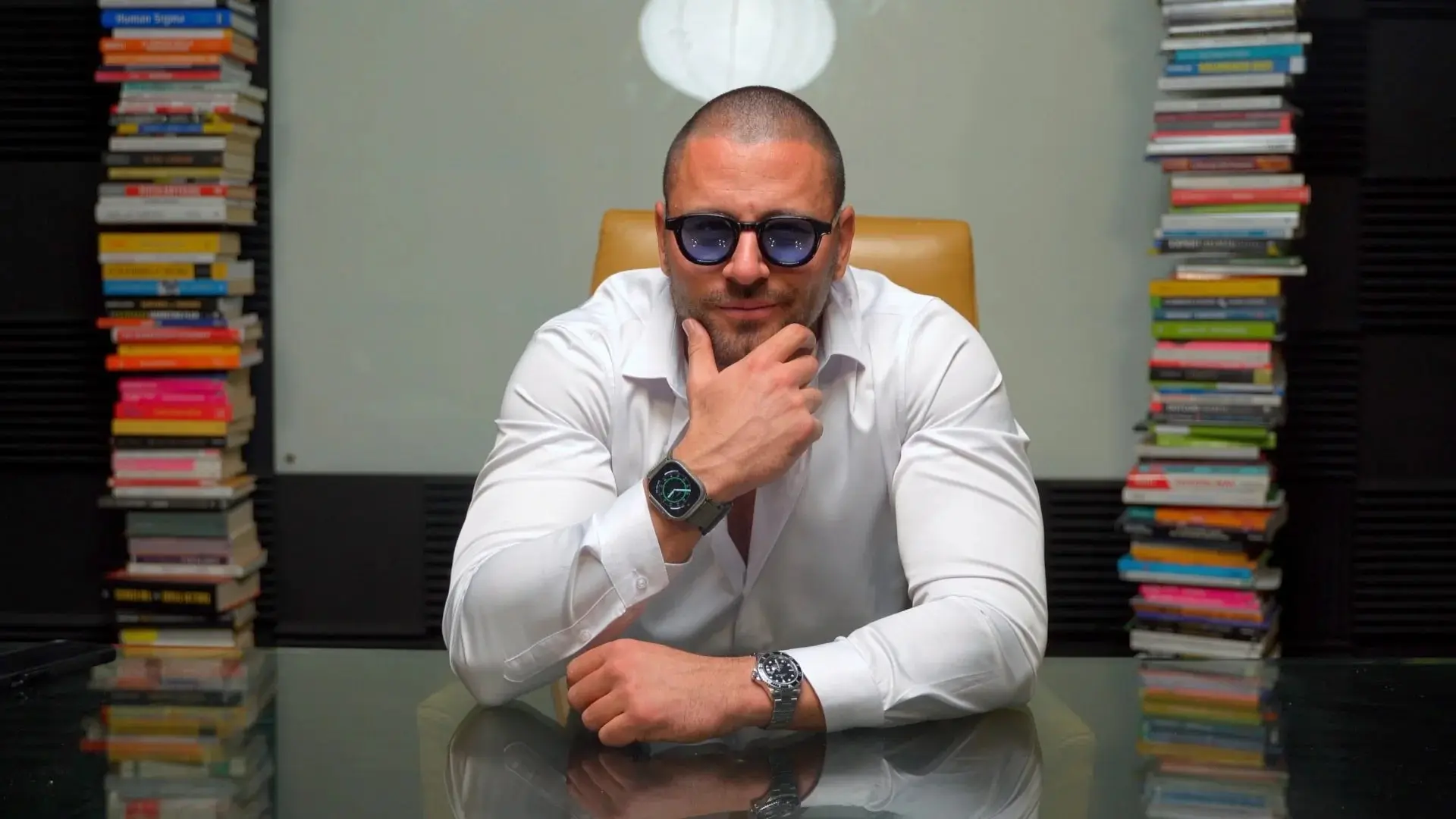 Alex Theory alla scrivania