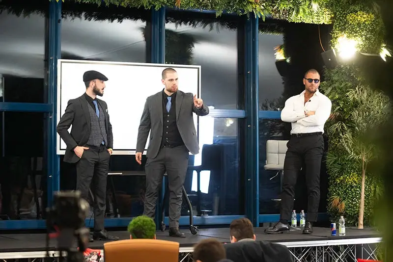 Alex Theory sul palco durante un evento